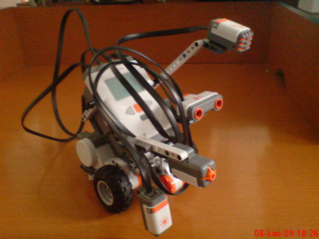Foto 1. Robot Gienek z kompletem czujników.